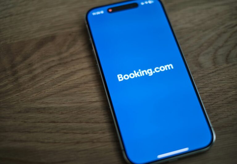 Booking com auf einem Smartphone