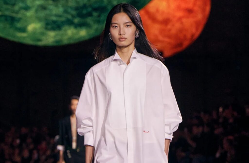 Chanel Runway Show 2026 mit Model mit Charvet Bluse