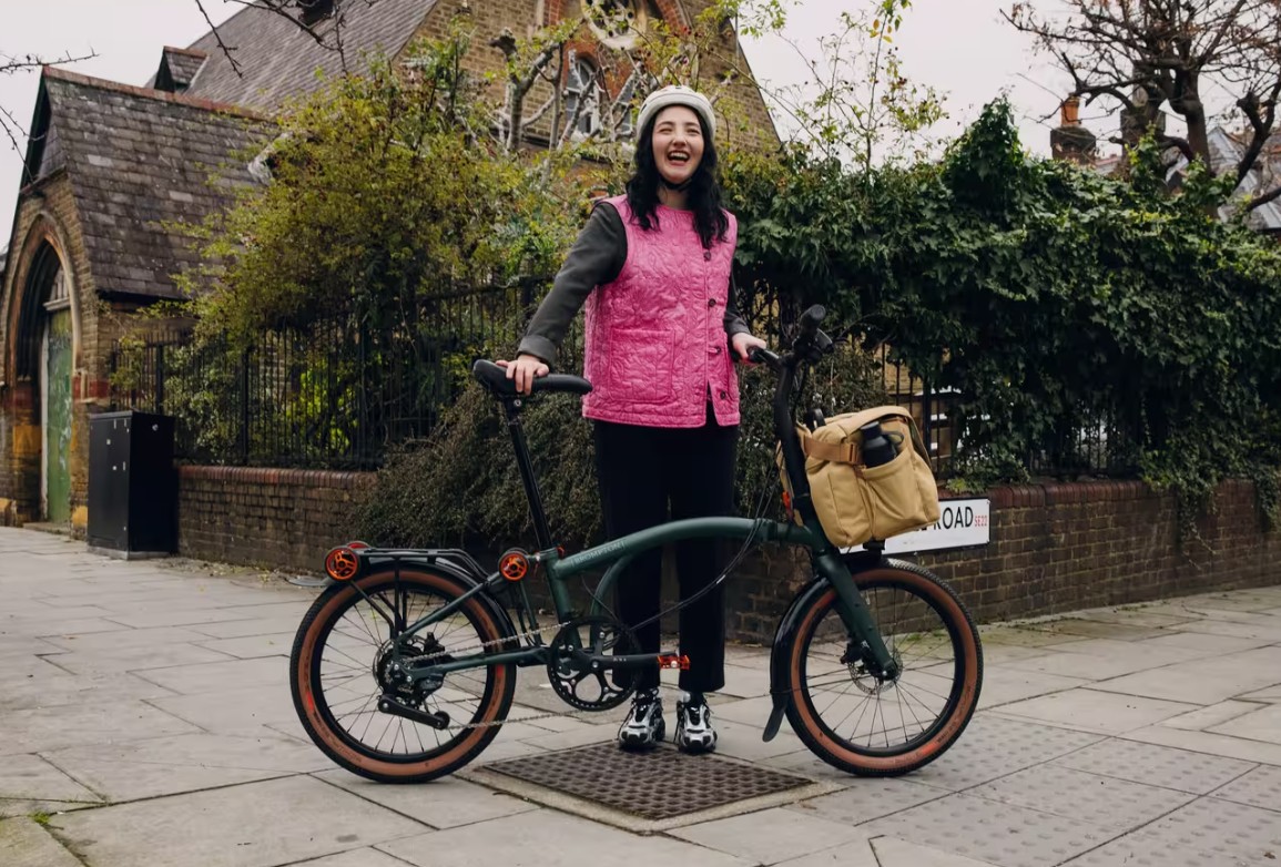 Frau mit Brompton Faltfahrrad