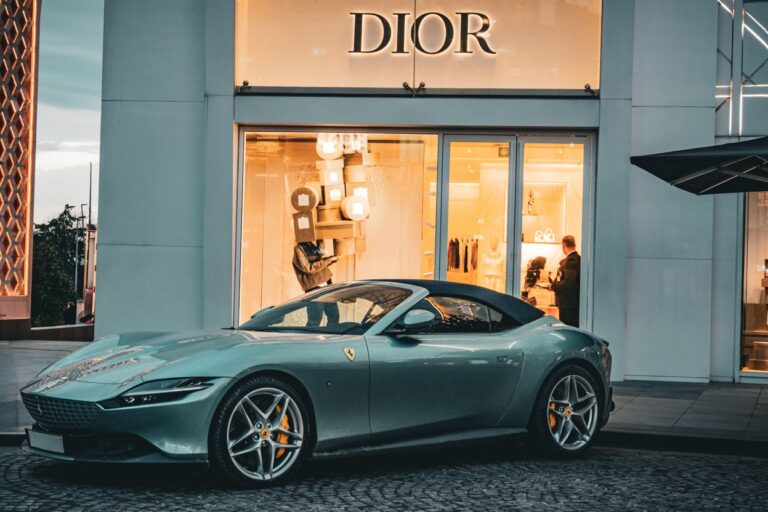 Geparkter Ferrari vor DIOR Boutique