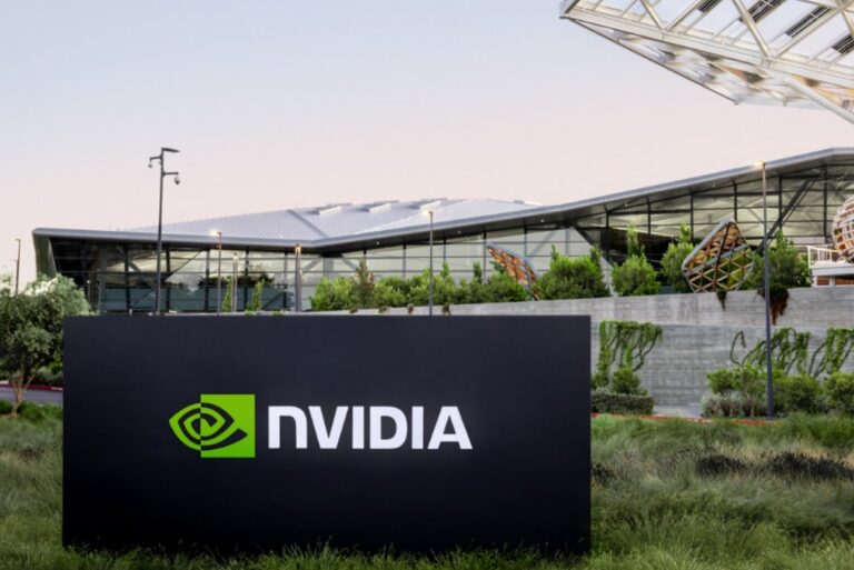 Grosses NVIDIA Logo vor einem Campus
