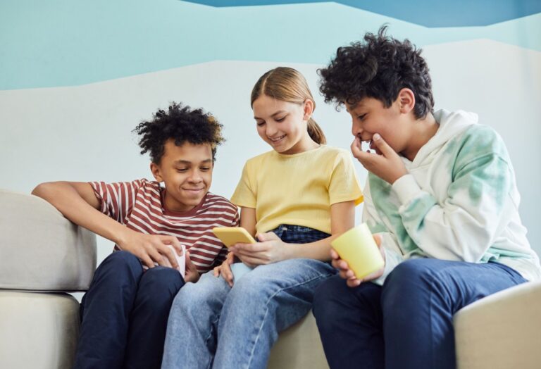 Junge Teenager mit Smartphone