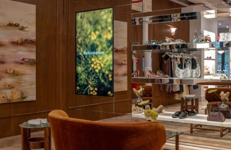 Loung Sessel in einem Reformation Store