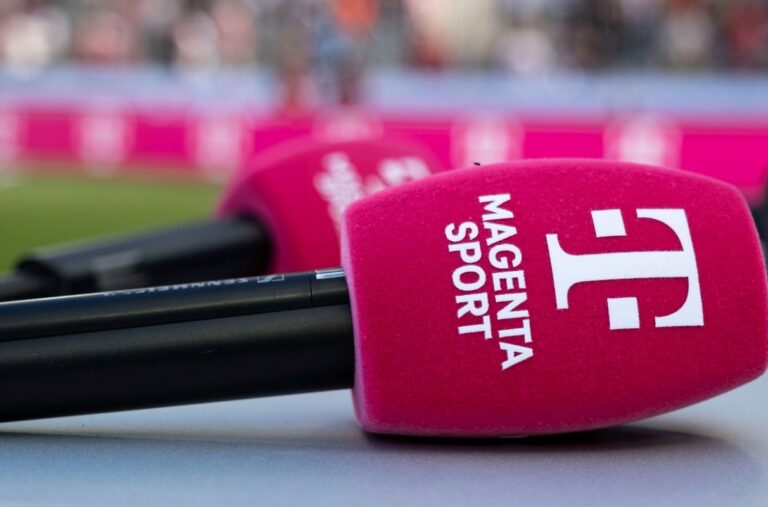 Magenta Sport Mikrofon auf einem Moderationstisch