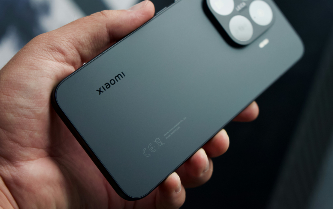Mann mit Xiaomi Smartphone in der Hand