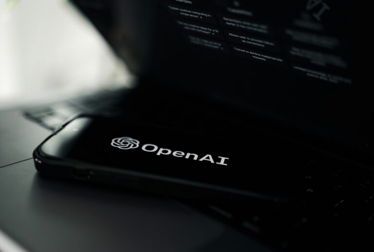 OpenAI Logo auf einem Smartphone