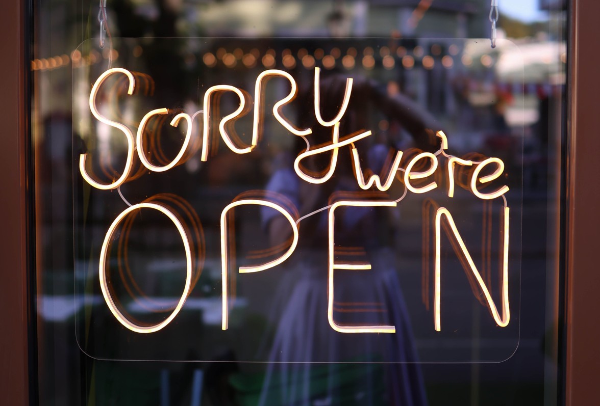 Sorry we are open Schild an einer Tuere