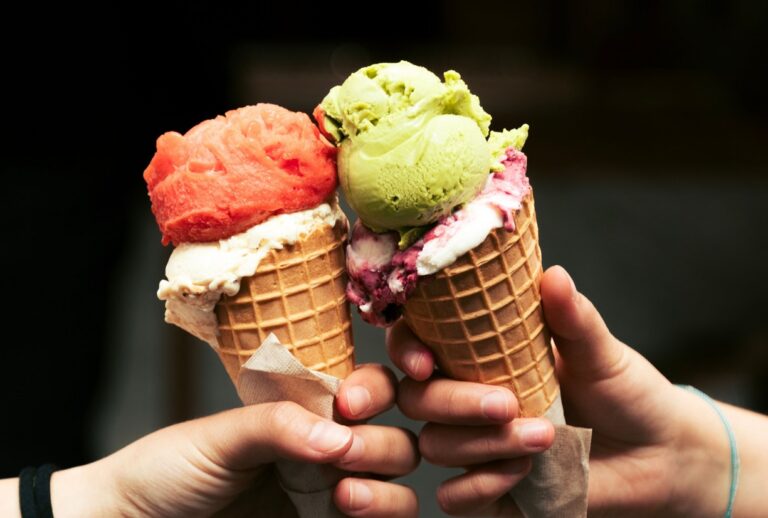 Zwei Menschen mit einem Eis in der Hand