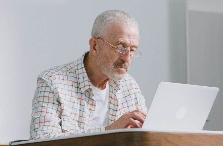Alter Mann am Laptop