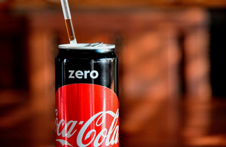 Coke Zero Coladose mit Strohhalm