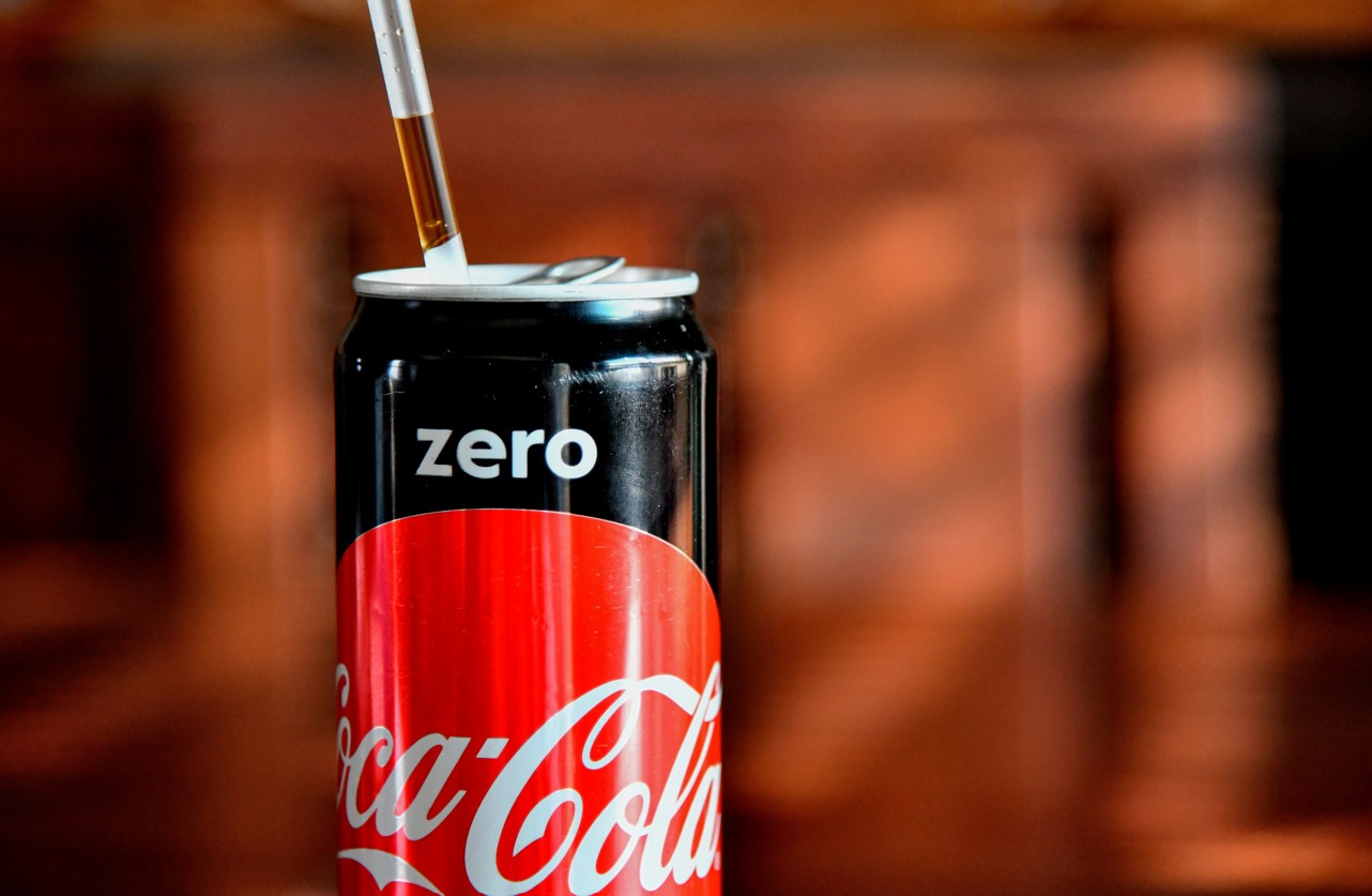 Coke Zero Coladose mit Strohhalm