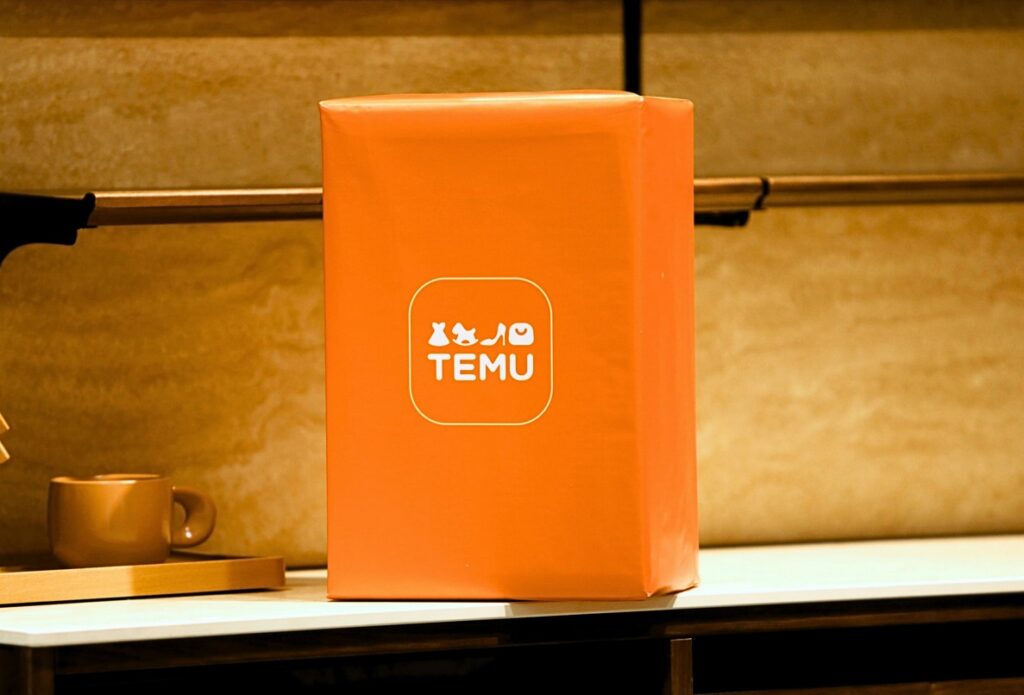 Geschenkkarton in orange und Temu Branding