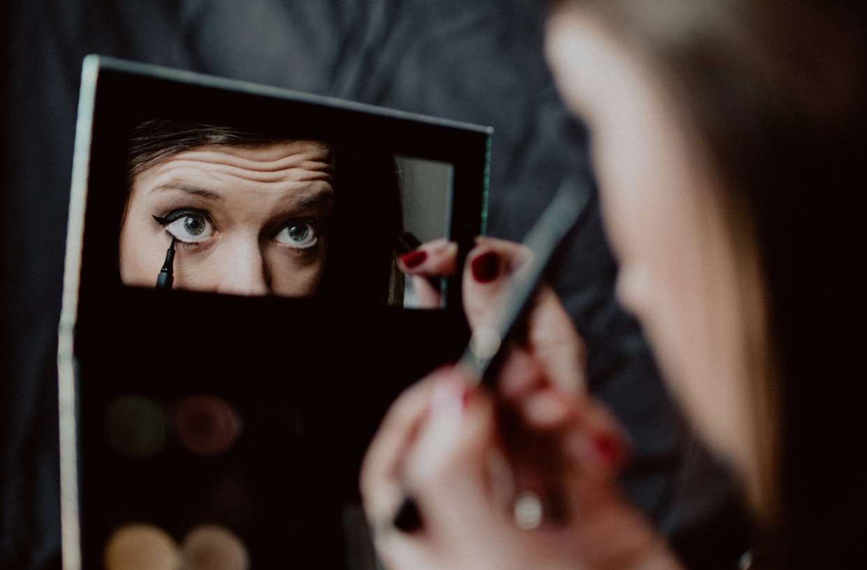 Junge Frau mit Schminkspiegel und Make up