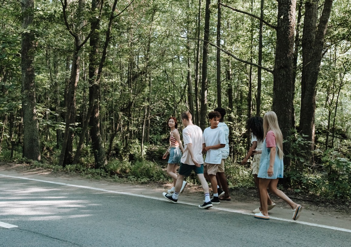 Mehrere Teenager am Strassenrand