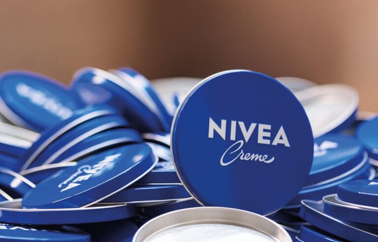 Mehrere leere Creme Dosen von NIVEA