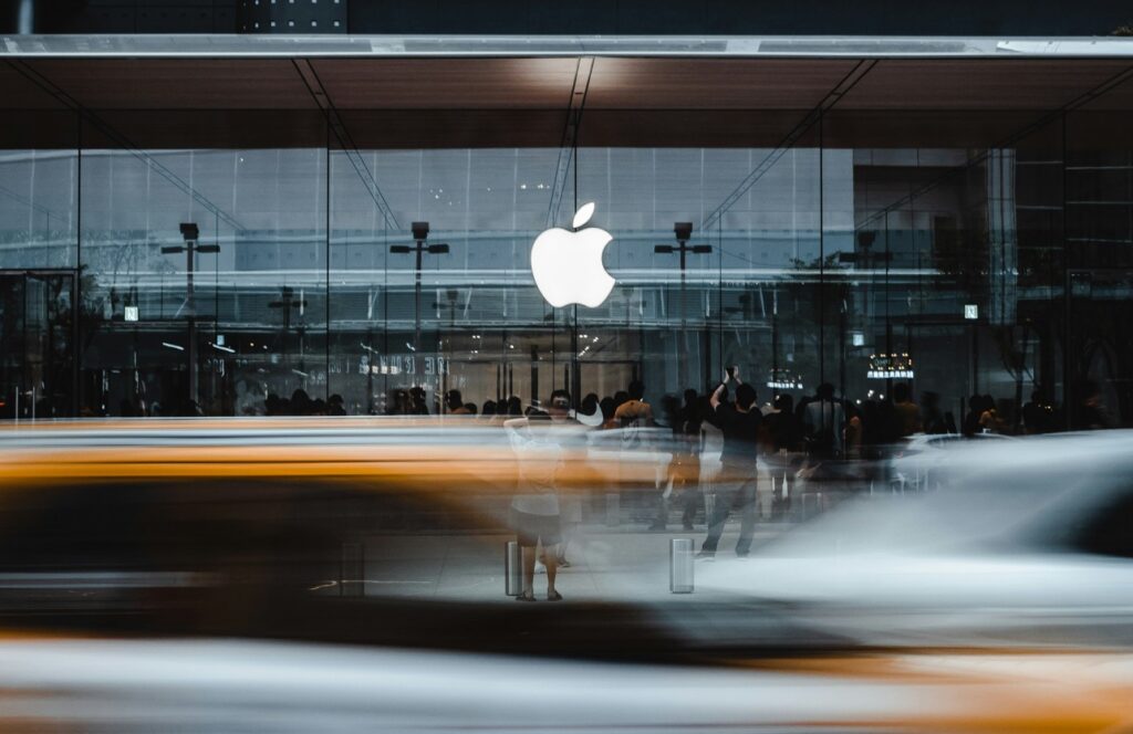 Menschen vor einem Apple Store