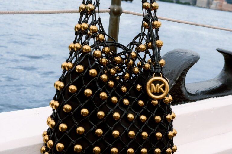 Michael Kors Tasche auf einem Boot