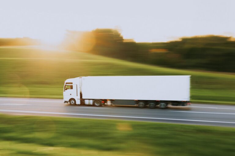 Weisser LKW auf einer Landstrasse