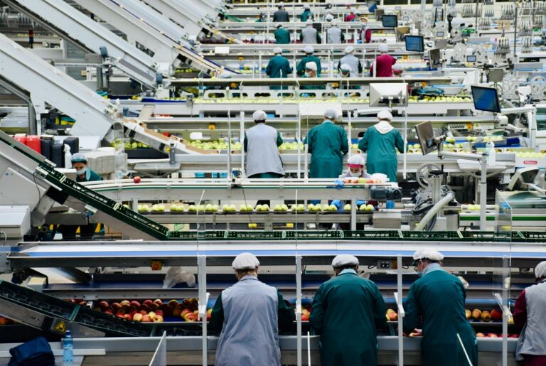 Arbeiter in einer Lebensmittelfabrik