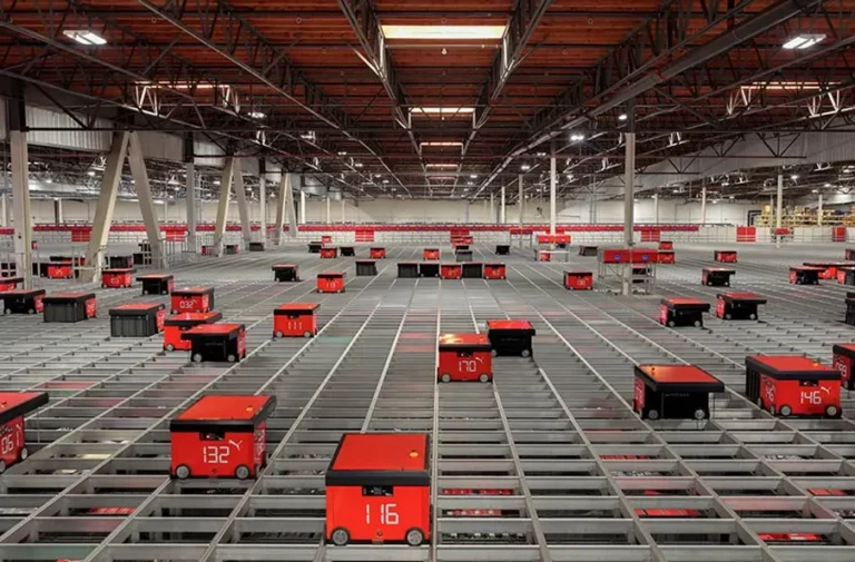 Autostore Roboter in einer PUMA Logistik in den USA