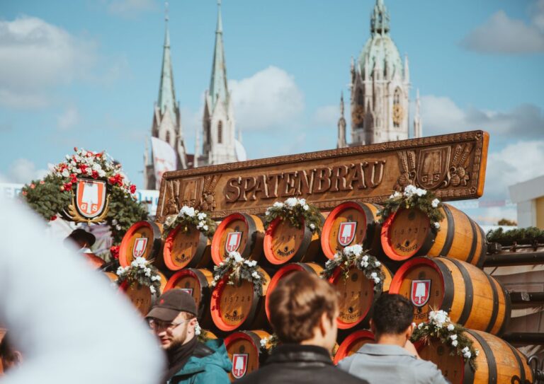 Besucher beim Oktoberfest in Muenchen