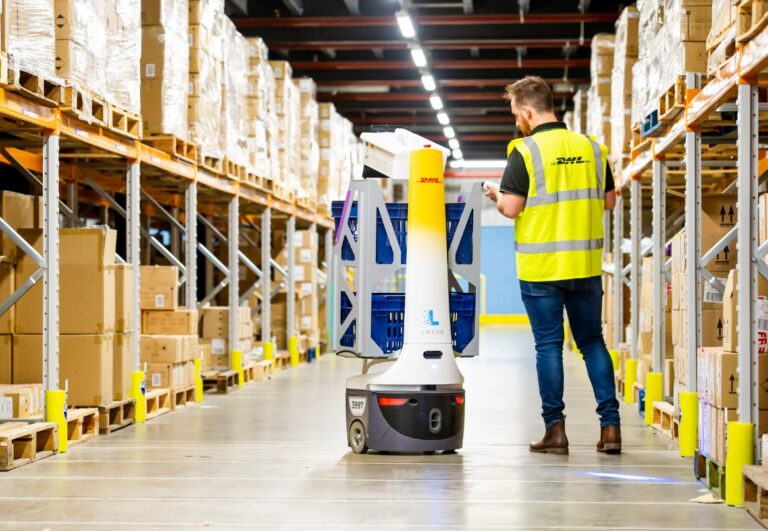 DHL Lagermitarbeiter neben einem Logistikroboter
