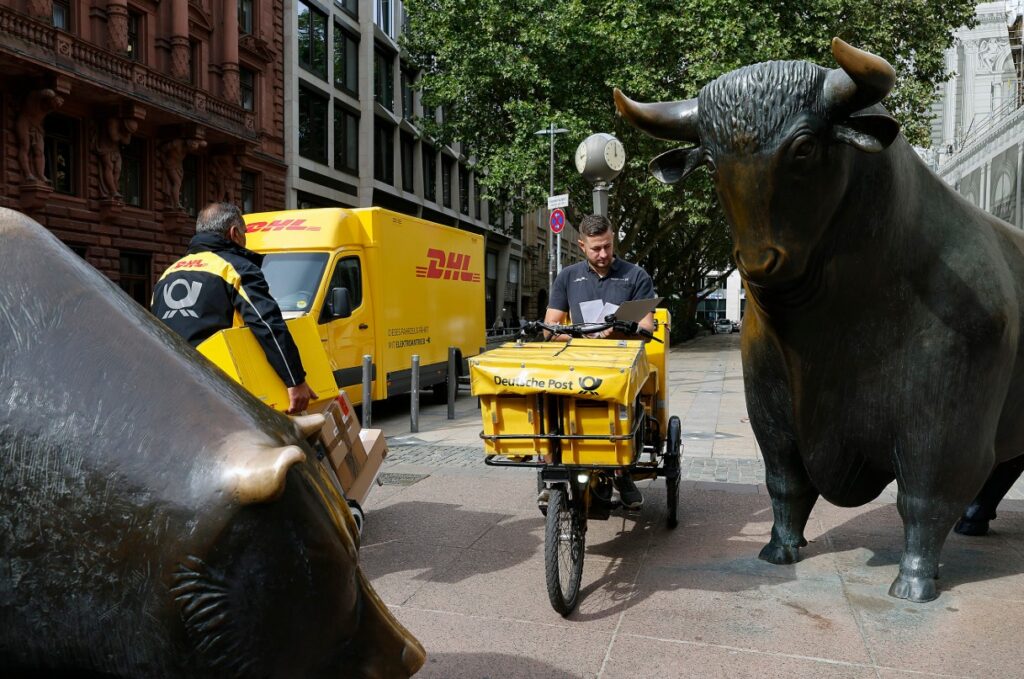 Deutsche Post Zusteller zwischen Baer und Bulle in Frankfurt