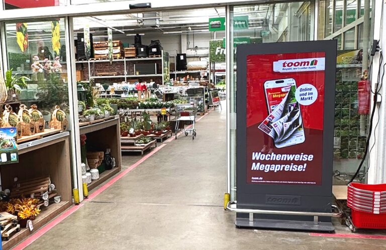 Digitale Stele mit Retail Media Werbung bei toom