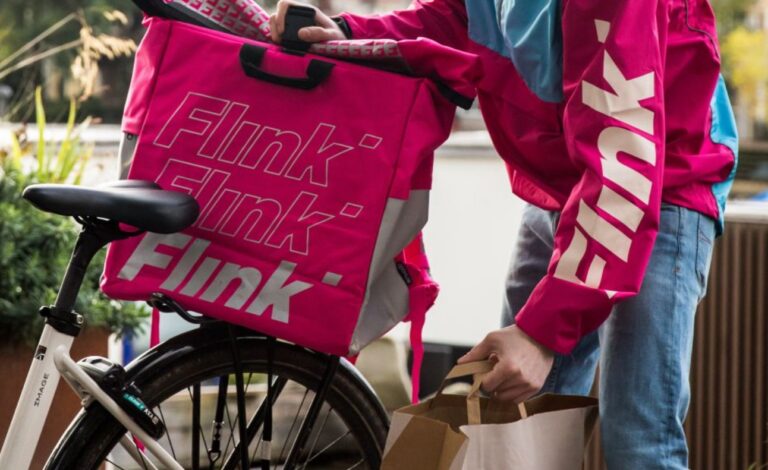 Flink Fahrer bei einer Zustellung mit Fahrrad