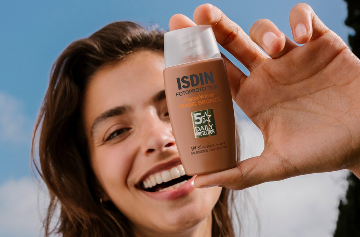 Frau mit ISDIN Sonnenprodukt