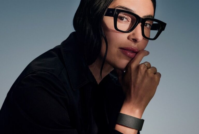 Frau mit schwarzer Meta Ray Ban Display
