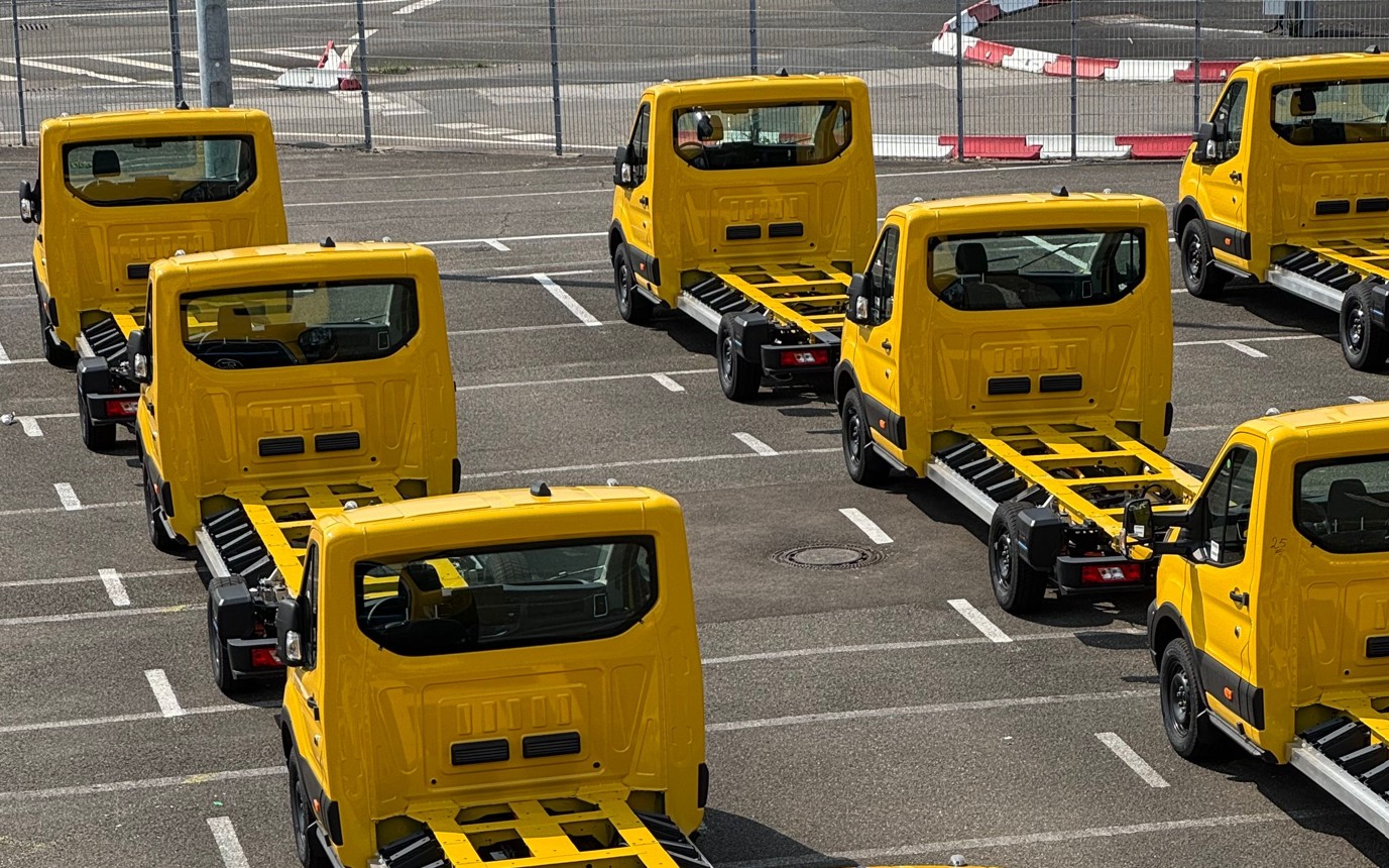 Gelbe LKW Fahrgestelle auf einem Parkplatz
