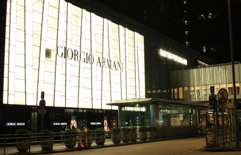 Giorgio Armani Fassade bei Nacht in Hongkong