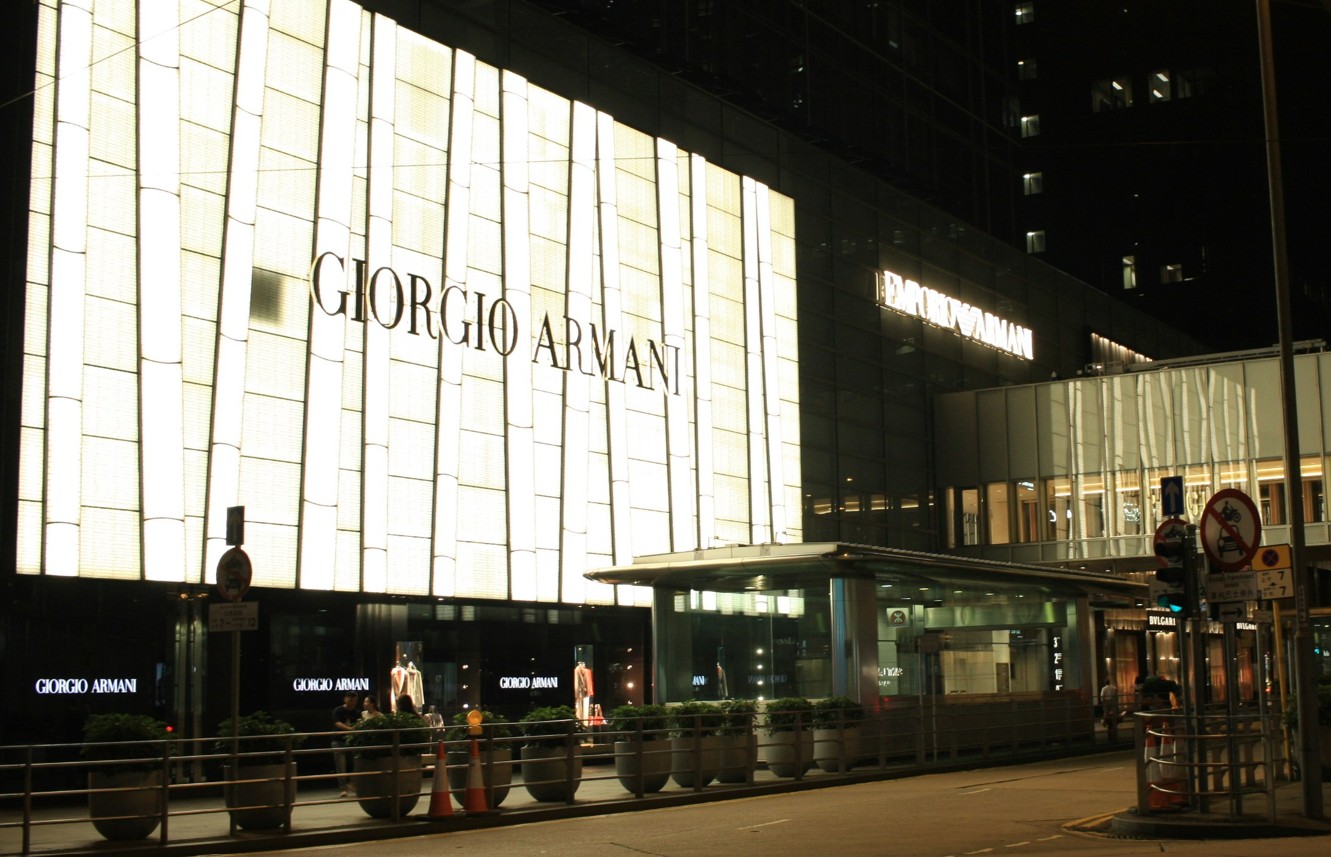 Giorgio Armani Fassade bei Nacht in Hongkong