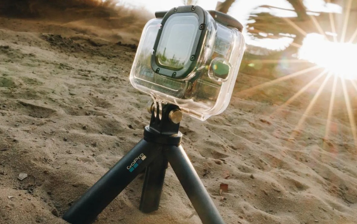 GoPro Kamewra auf Stativ am Strand