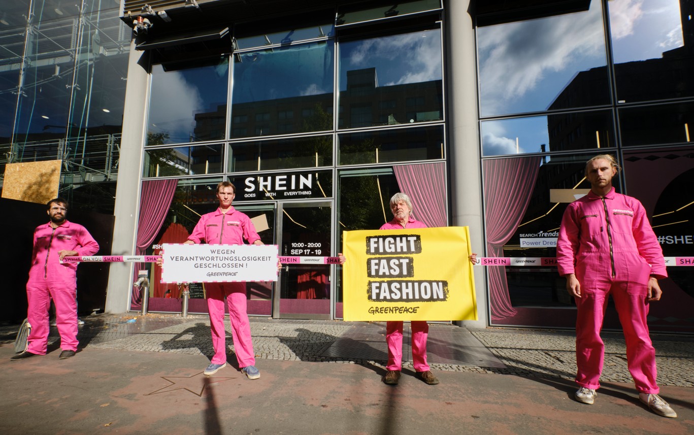 Greenpeace Aktivisten vor SHEIN Popup Store in Berlin