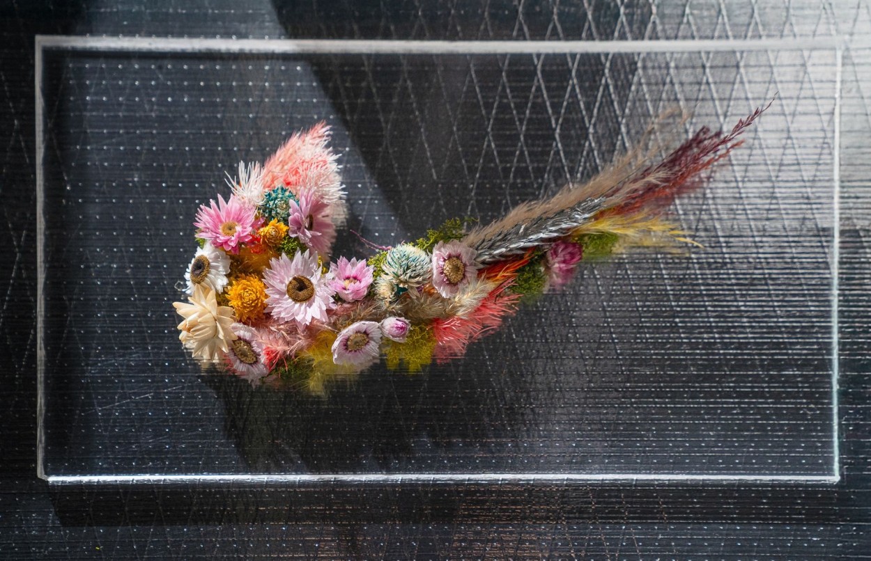 Illustriertes Nikes Logo aus Blumen