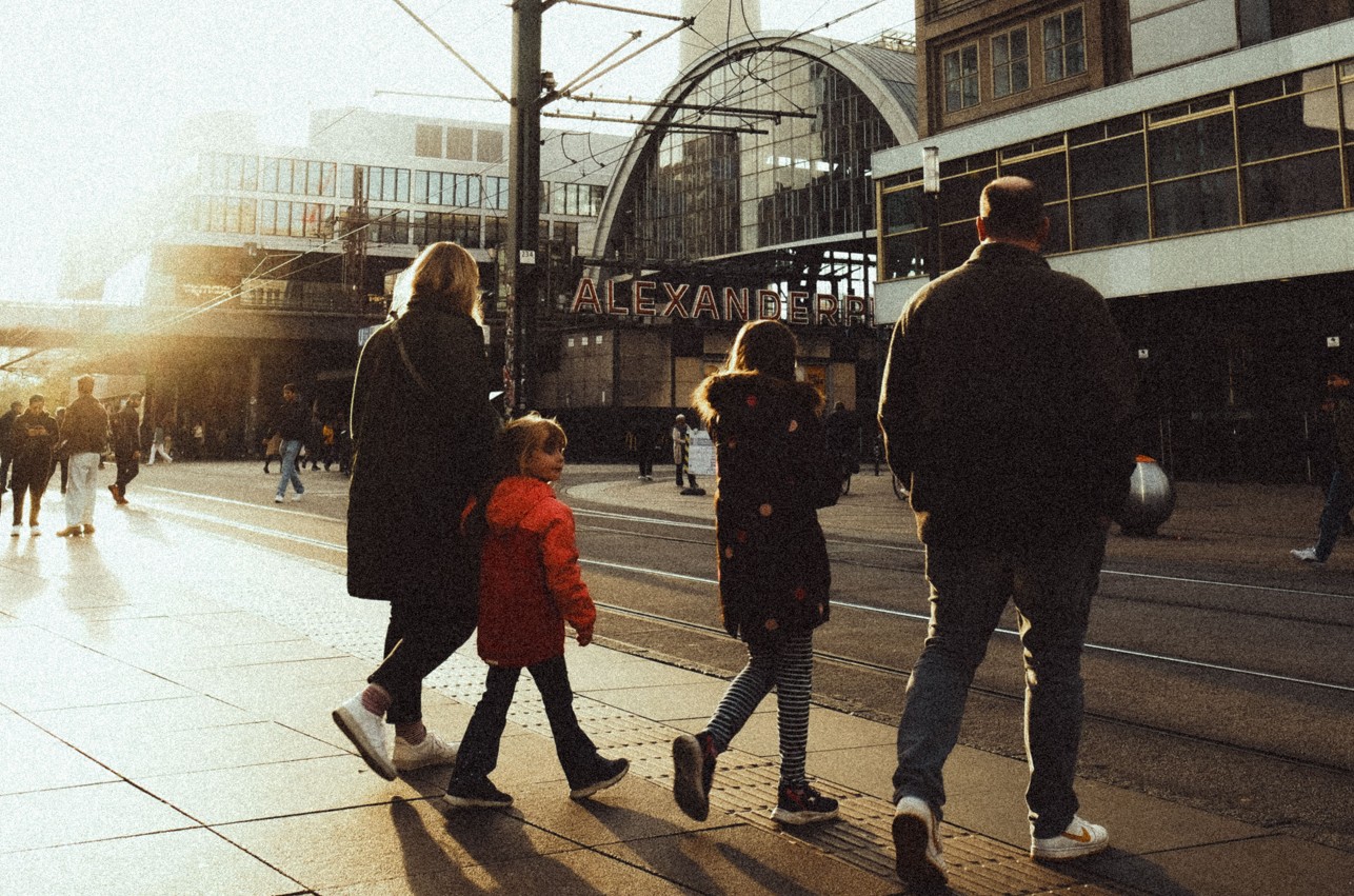 Junge Familie am Alexanderplatz