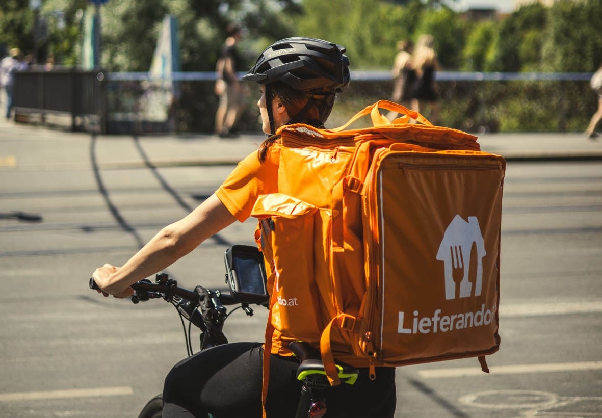 Lieferando Rider auf einem Fahrrad