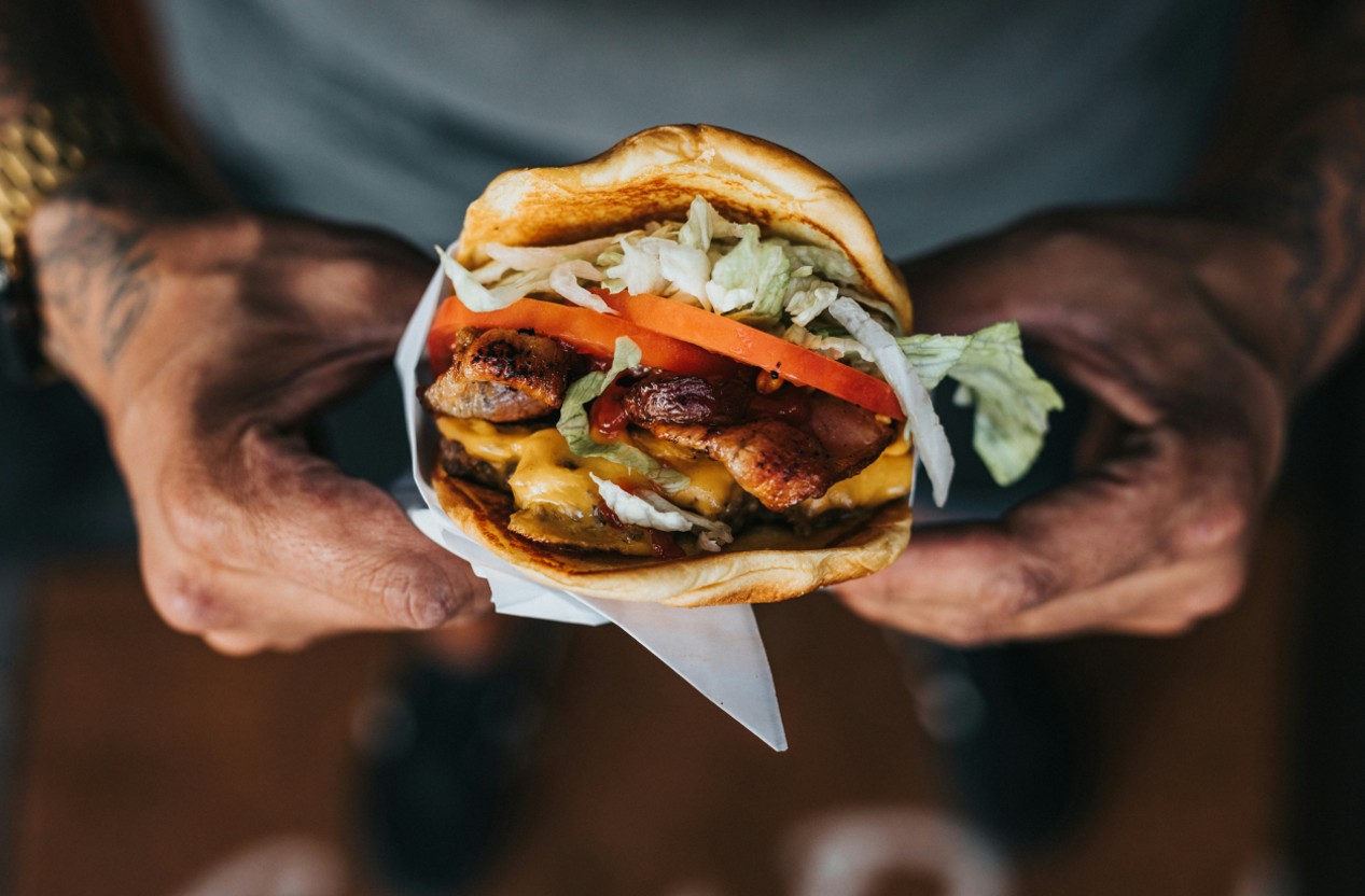 Mann mit Sandwich in der Hand