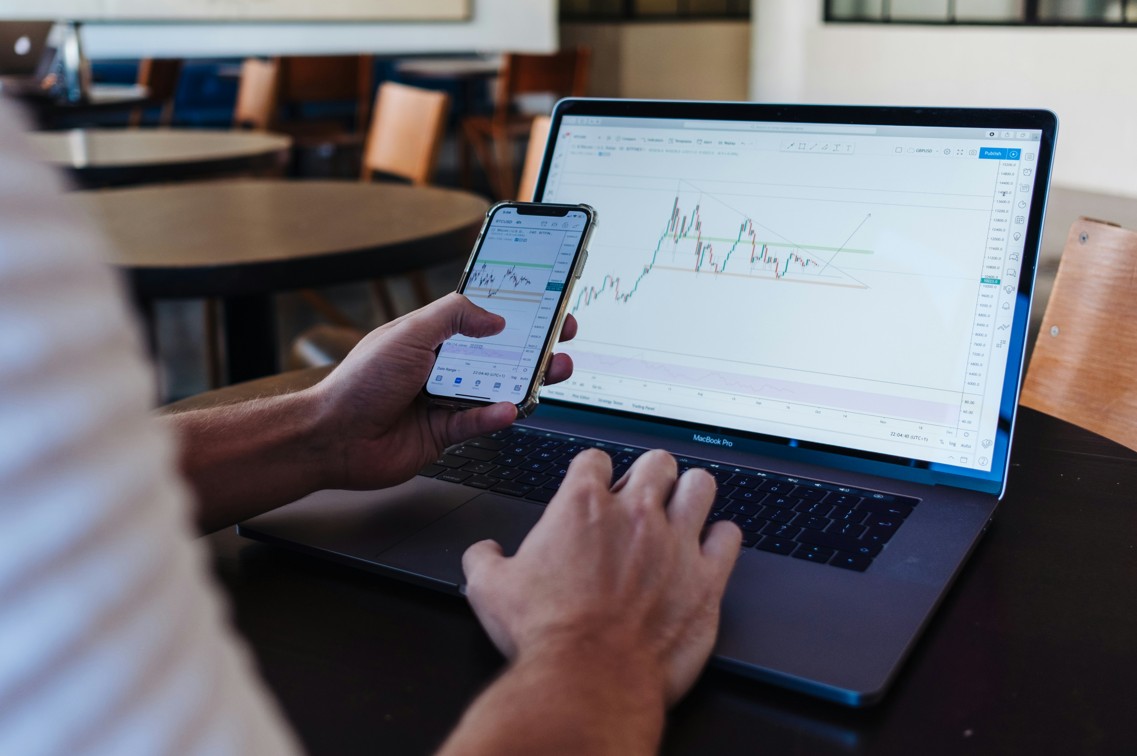 Mann vor Laptop mit Boersenkurs