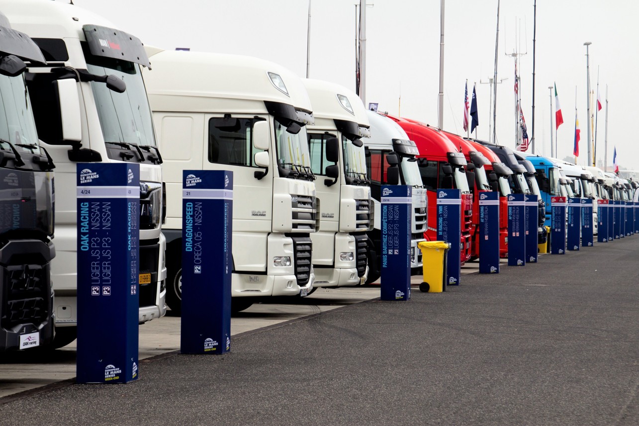 Mehrere E LKW an einem Ladepark