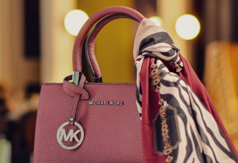 Michael Kors Handtasche und Halstuch