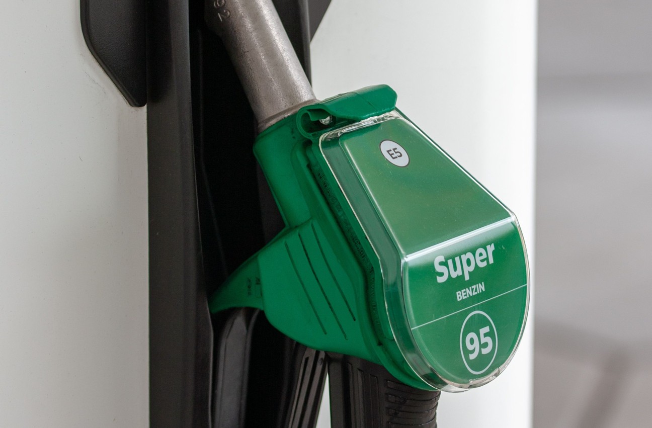 Nahaufnahme einer Super Benzin E95 Zapfsaeule