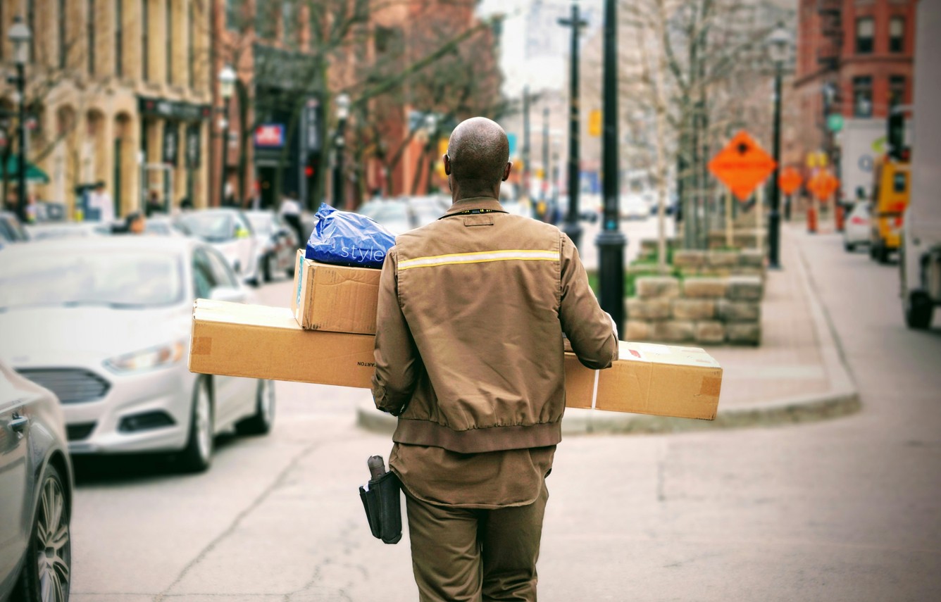 Paketzusteller mit mehreren Paketen