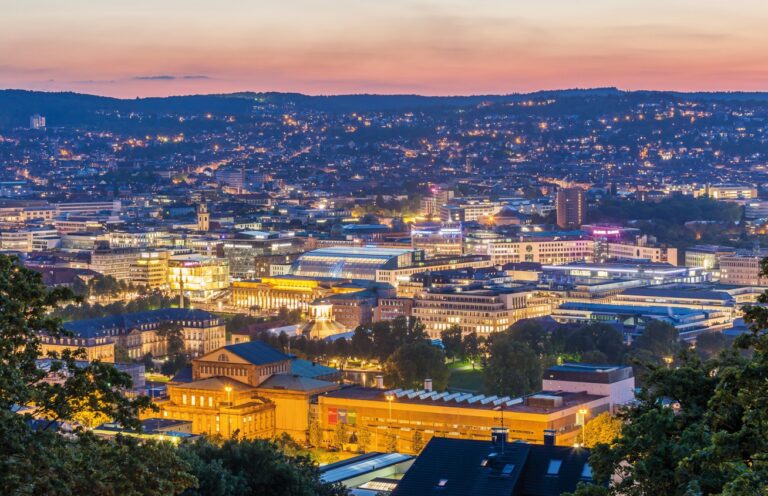 Panomara Aufnahme von Stuttgart am Abend