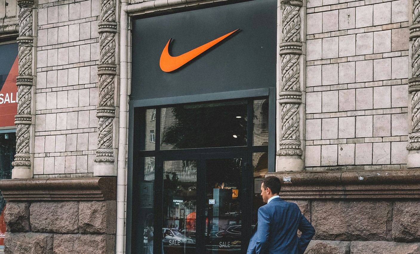 Passant vor Nike Store