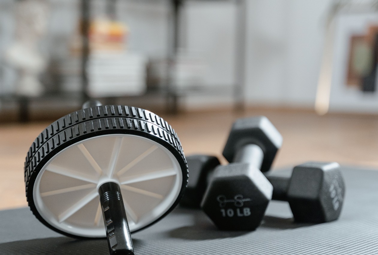 Sportequipment in einer Wohnung auf dem Boden
