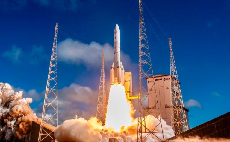 Start einer Ariane Rakete fuer Amazon Leo von Arianespace