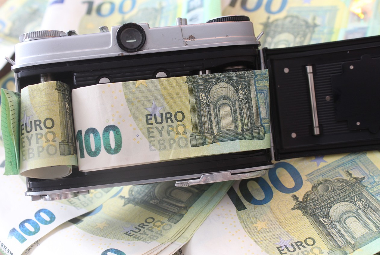 Vintage Kamera mit 100 Euro Geldscheinen